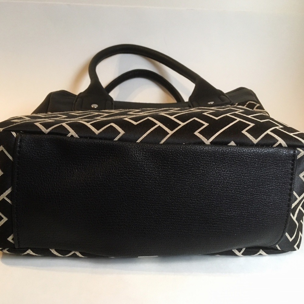 Tommy Hilfiger Purse Black Beige Canvas Fabric Faux Leather Trim Handbag Tote - Picture 6 of 8